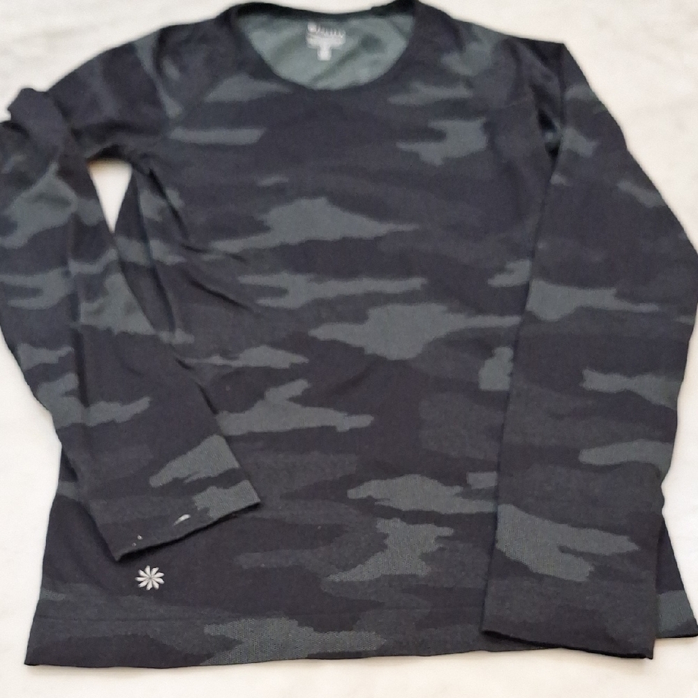 Athleta Base Layer Black Long Sleeve Top Thumb Holes SzXS Stay Tucked Athleisure